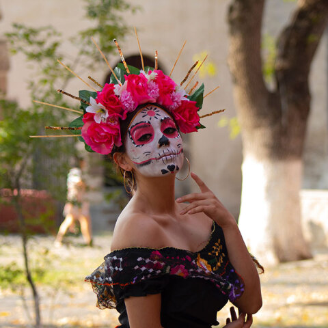 Κοπέλα με μακιγιάζ Dia de los Muertos