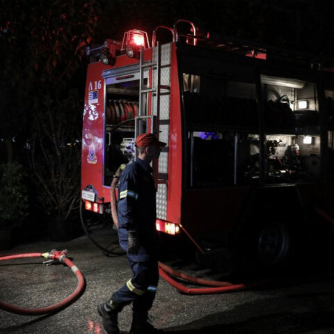 Υπό μερικό έλεγχο η φωτιά στο εγκαταλελειμμένο κτίριο στη Νίκαια