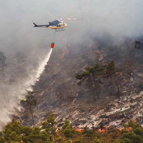 Ελικόπτερο σβήνει φωτιά