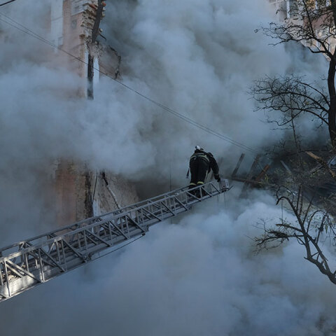 Ουκρανοί πυροσβέστες προσεγγίζουν βομβαρδισμένη πολυκατοικία στο Κίεβο μετά την επίθεση με ρωσικά drones