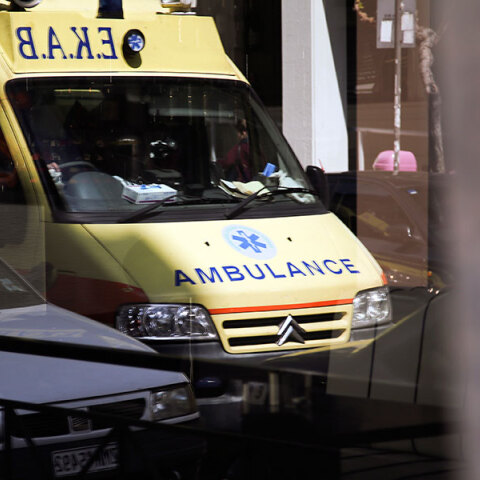 Σοβαρό τροχαίο στη Συγγρού: Μοτοσικλέτα παρέσυρε πεζό - Στο νοσοκομείο δύο τραυματίες