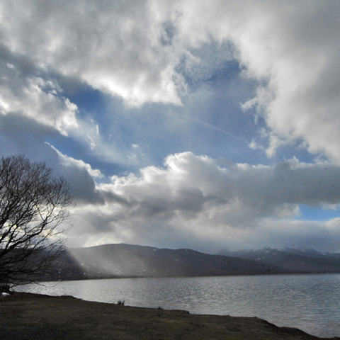 Με αραιές νεφώσεις και τοπικές βροχές ο καιρός την Παρασκευή