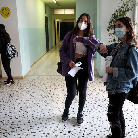 Πώς θα ανοίξουν τα σχολεία τη Δευτέρα εν μέσω της έξαρσης ιώσεων