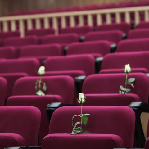 Στη δίκη για το Μάτι συγγενείς των νεκρών άφησαν λευκά τριαντάφυλλα στα έδρανα του δικαστηρίου