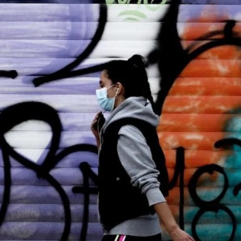 Κορωνοϊός - Γυναίκα με μάσκα προστασίας