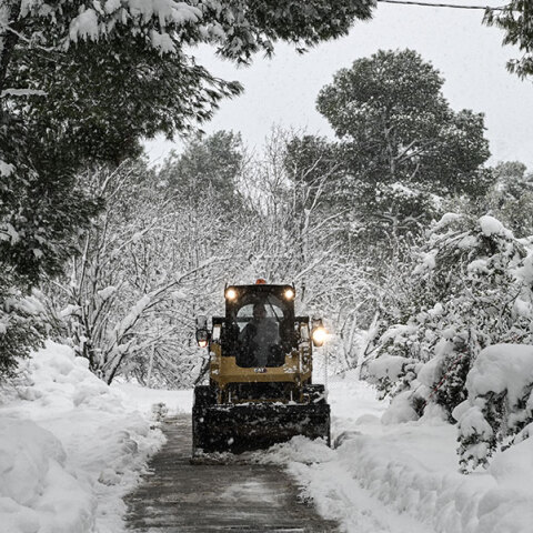 Σε κατάσταση ετοιμότητας θέτει ο Β. Κικίλιας τις εταιρείες μηχανημάτων έργου για ενδεχόμενο χιονιά