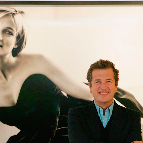 Ο φωτογράφος Mario Testino στην έκεθση «Diana, Princess Of Wales By Mario Testino»