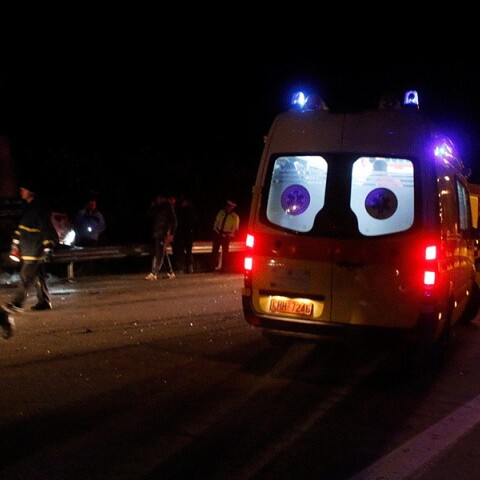 Ασθενοφόρο στο σημείο που σημειώθηκε το τροχαίο