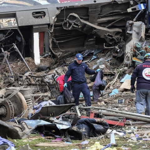 Προσωπικά αντικείμενα των επιβαινόντων στο τρένο στα Τέμπη συλλέγονται μετά το δυστύχημα 
