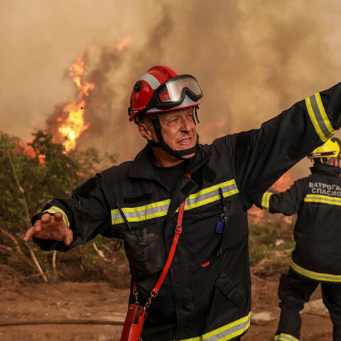 Πυροσβέστης σε πυρκαγιά