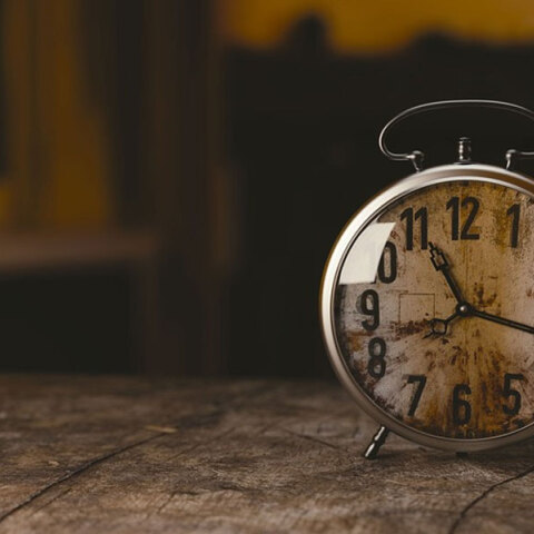 Αύριο, Κυριακή 29 Οκτωβρίου, οι δείκτες των ρολογιών θα γυρίσουν μία ώρα πίσω και θα γίνει η αλλαγή στη χειμερινή ώρα.