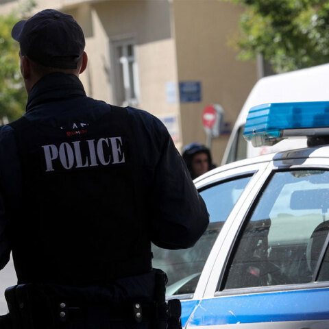 Περιπολικό της Αστυνομίας και αστυνομικός