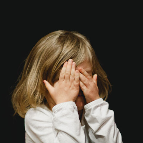 Κορίτσι κρύβει το πρόσωπό του