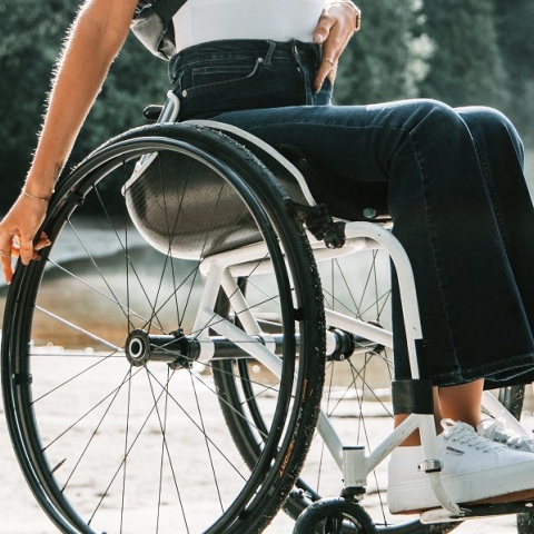 Παρέσυρε και εγκατέλειψε γυναίκα που κινούνταν με αναπηρικό αμαξίδιο 