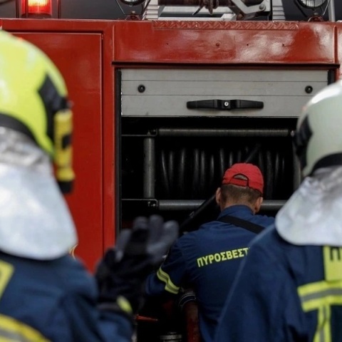 Πυροσβέστες επιχειρούν για την κατάσβεση φωτιάς