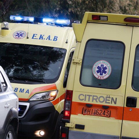 ΕΚΑΒ και περιπολικό της ΕΛ.ΑΣ.