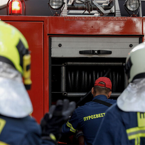 Φωτιά σε λεωφορείο που εκτελούσε το δρομολόγιο Αθήνα-Θεσσαλονίκη – Ταλαιπωρία για δεκάδες επιβάτες (VIDEO)