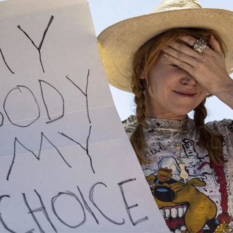 Γυναίκα διαδηλώνει υπέρ του δικαιώματος στην άμβλωση