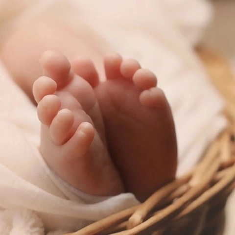 Μωρό καλυμμένο με σεντονάκι - Εκτός τα ποδαράκια του