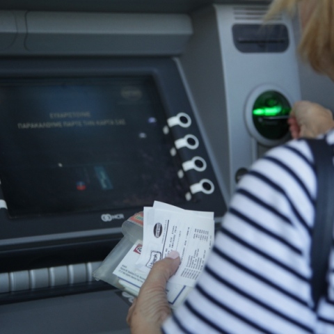 ΟΠΕΚΑ: Έκτακτα βοηθήματα τον Δεκέμβριο και δώρα για τα ευάλωτα νοικοκυριά  Δείτε πότε πληρώνονται και ποιοι είναι οι δικαιούχοι