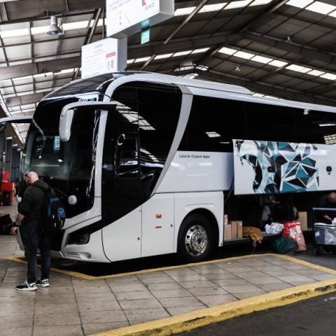 Λεωφορείο του ΚΕΛ με ανοικτή την πλάγια πόρτα φορτώνει βαλίτσες και επιβάτες