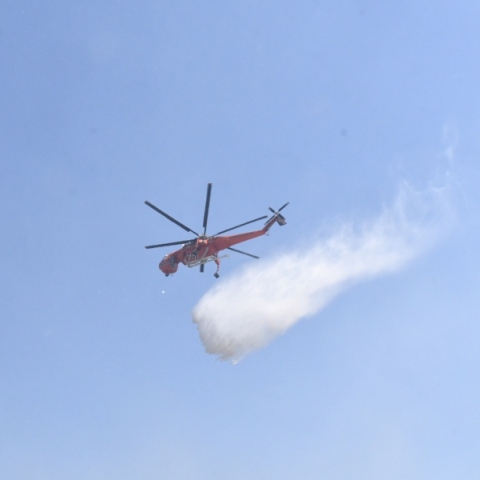 ελικοπτερο πυροσβεστικης ριχνει νερο