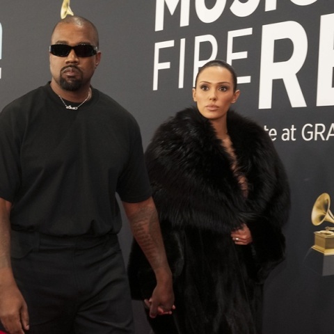 Ο Κάνιε Γουέστ και η Μπιάνκα Σενσόρι στο κόκκινο χαλί των Grammy