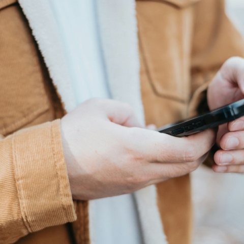 χερια κρατουν κινητο