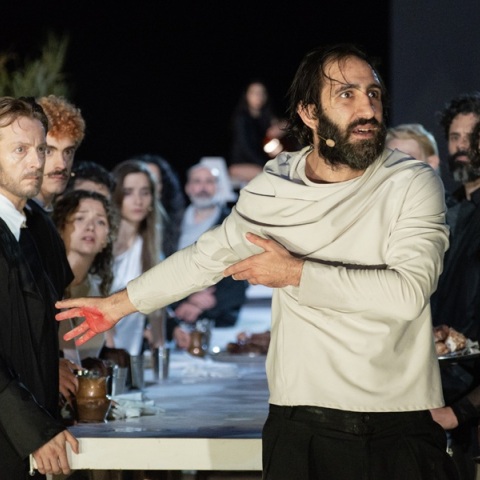 Ο Χάρης Φραγκούλης υποδύεται τον ξένο στην παράσταση «ζ-η-θ- Ο Ξένος» σε σκηνοθεσία Μιχαήλ Μαρμαρινού