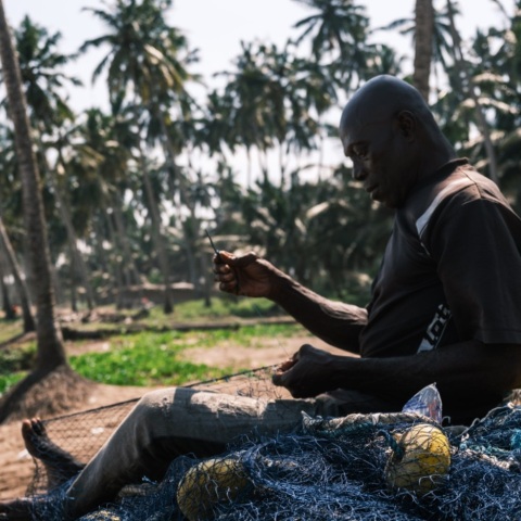 Ψαράς που φτιάχνει τα δίχτυα του στο Cape Coast
