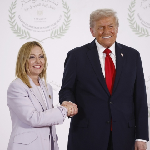 Η πρωθυπουργός της Ιταλίας, Τζόρτζια Μελόνι και ο πρόεδρος των ΗΠΑ, Ντόναλντ Τραμπ στη Σύνοδο Κορυφής για την Ειρήνη στη Γάζα στο Σαρμ Ελ-Σέιχ της Αιγύπτου