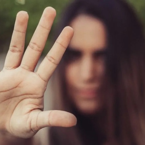 Γυναίκα κρύβει το πρόσωπό της