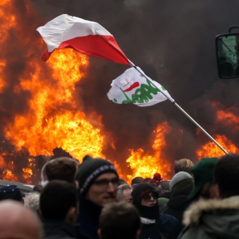 Συγκρούσεις των διαδηλωτών αγροτών με την αστυνομία