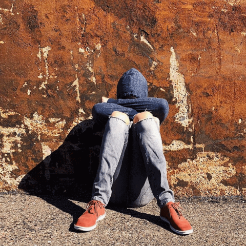 Ανήλικος με τα χέρια και τα πόδια κοντά στο σώμα του