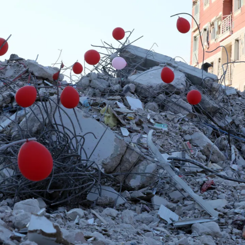 Κόκκινα μπαλόνια στα ερείπια κτιρίου στην Τουρκία που κατέρρευσε μετά τον σεισμό