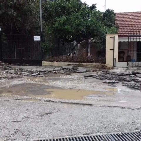 Κέρκυρα: «Βομβαρδισμένο» τοπίο στην Μεσσογγή – Προβλήματα και στον Πετριτή 