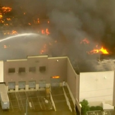 Πυρκαγιά σε αποθήκη στην Καλιφόρνια