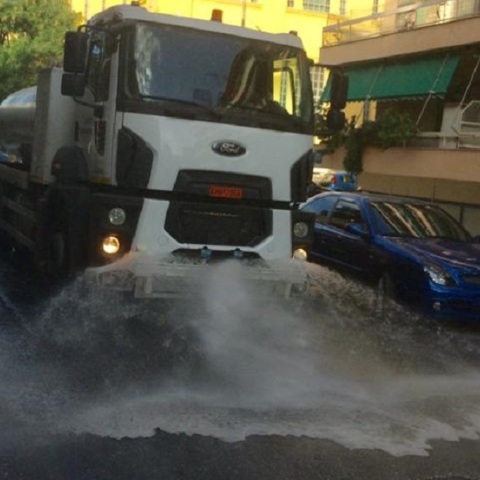 Φορτηγό καθαρίζει το δρόμο 