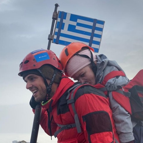 Η Ελευθερία Τόσιου στην πλάτη του αθλητή