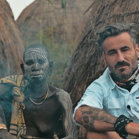 Ο Γιώργος Μαυρίδης μαζί με μέλος της φυλής Μούρσι στην Αιθιοποιία, στα γυρίσματα της εκπομπής Into The Skin