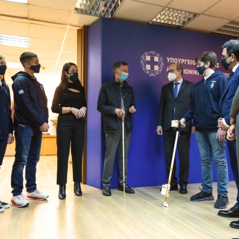 Στιγμιότυπο από τη βράβευση της μαθητικής ομάδας Plaisiobots