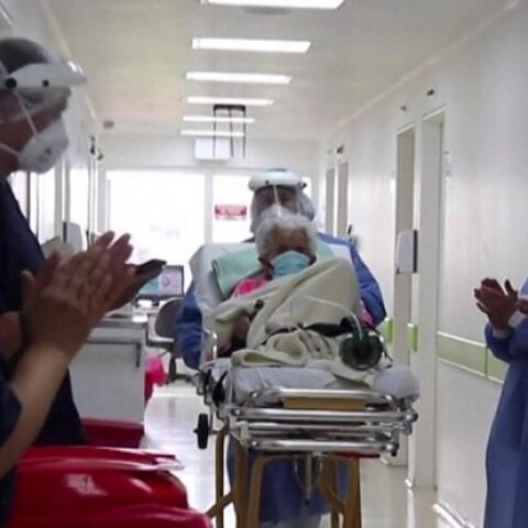  To χειροκρότημα των γιατρών όταν έβγαινε από τη ΜΕΘ