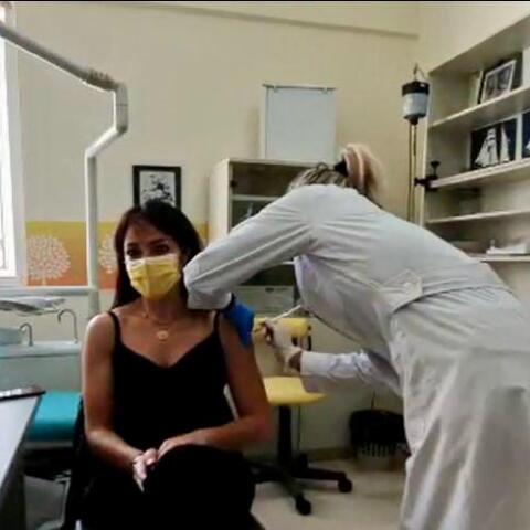 Στιγμιότυπο από τον εμβολιασμό της υφυπουργού Εργασίας, Δόμνας Μιχαηλίδου