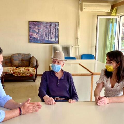 Με τον πρώτο εμβολιασθέντα κατά του κορωνοϊού στην Ελλάδα συναντήθηκαν ο υπουργός Υγείας, Βασίλης Κικίλιας, και η υφυπουργός Εργασίας, Δόμνα Μιχαηλίδου.