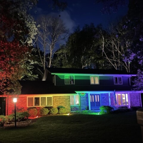 Σπίτι με προβολείς στα χρώματα του Pride©imgur-memonf