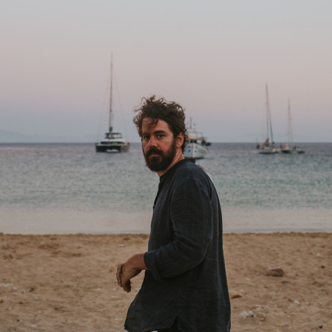 Ο καλλιτέχνης Theodore σε παραλία