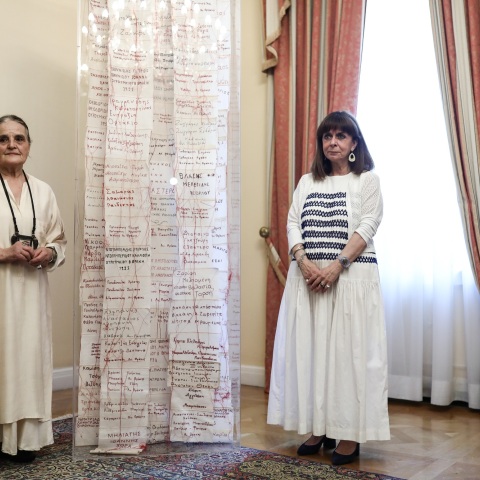 Η ιδρύτρια και Πρόεδρος του Εθνολογικού Μουσείου Θράκης, Αγγελική Γιαννακίδου, στην παράδοση του έργου «Ταμείο Μνήμης» στην Πρόεδρο της Δημοκρατίας, Κατερίνα Σακελλαροπούλου