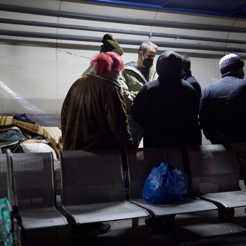 Επίσκεψη Μητσοτάκη στους αστέγους στο λιμάνι του Πειραιά