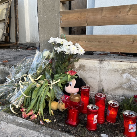 Λουλούδια και κουκλάκια έξω από το σπίτι των παιδιών και της μητέρας που κάηκαν από φωτιά στη Θεσσαλονίκη