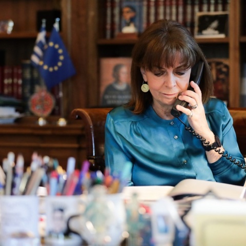 Η Πρόεδρος της Δημοκρατίας, Κατερίνα Σακελλαροπούλου, κατά τη διάρκεια τηλεφωνικής επικοινωνίας